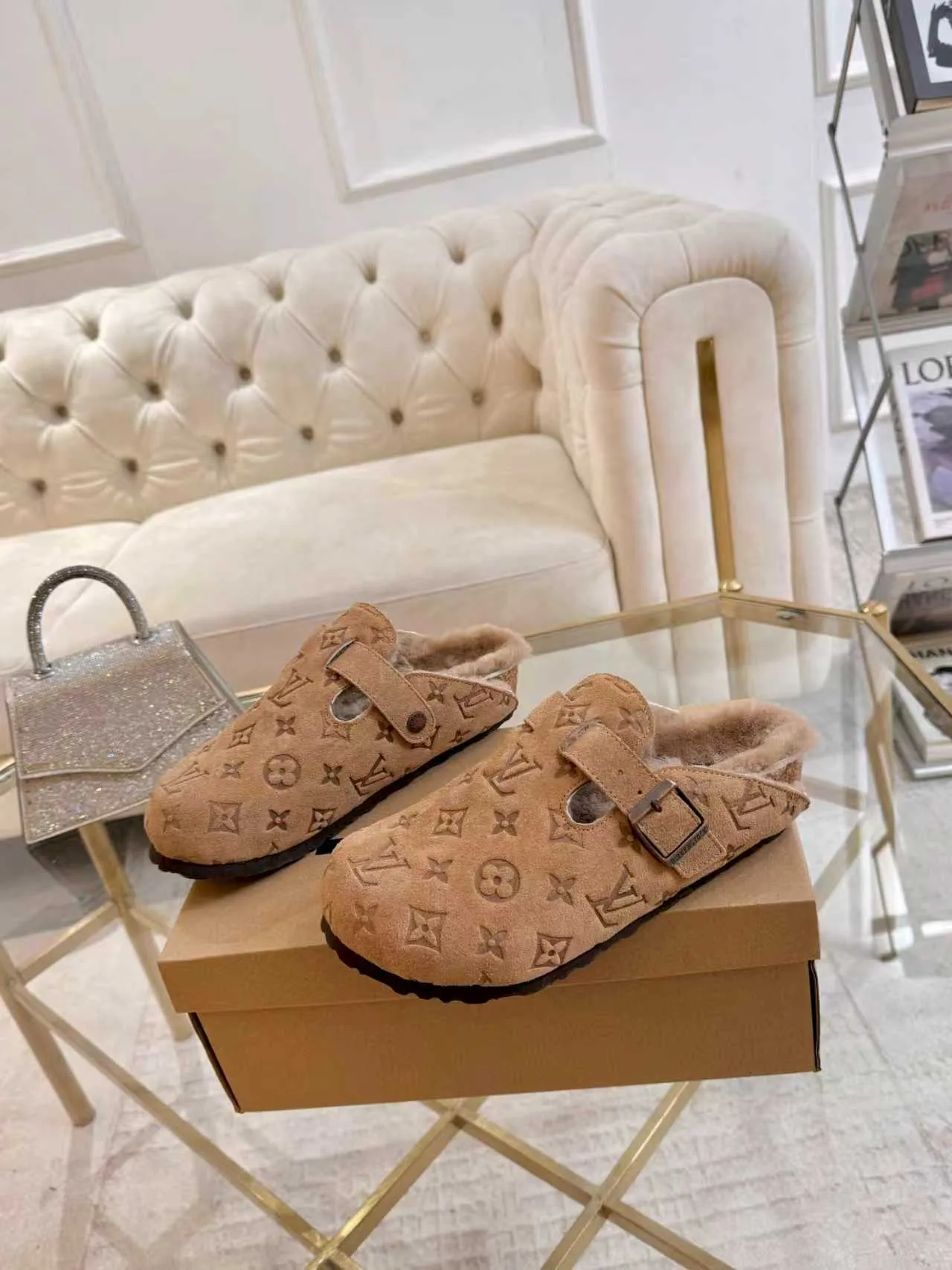 p600🐮🐮 LV wool slippers for couples｜Even the toes exude a sense of luxury ✨ For this pair of LV classic Birkenstock slippers, we have achieved the ultimate restoration of the "higher version", with the mark of luxury in every detail. 👫 ▫️ Original jacquard with delicate cowhide leather, retro texture is at your fingertips; ▫️ 100% pure wool lining, wearing barefoot is like stepping on clouds, skin-friendly, breathable and not sweaty; ▫️ Three-dimensional toe cap + non-slip rubber sole, safe and secure when walking in the wind. The belt buckle and presbyopia elements are embellished, revealing the aura of a big-name brand in a low-key manner. Whether it is on a date or out on the street, every step is like walking in the middle of a show. Pair it with jeans for a lazy and casual look; with a coat and skirt, it will look elegant. With one pair of shoes, you can easily switch between multiple styles, and you never have to be deliberate about the sense of luxury. #LVcouples #high-endwear #lightluxurylife #quality recommendation Fabric: classic presbyopia/imported sheepskin/classic jacquard fabric Lining: imported wool lining Sole: original rubber sole Size: Female 35-41 Male 38-46